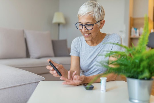 Persona usando un glucómetro