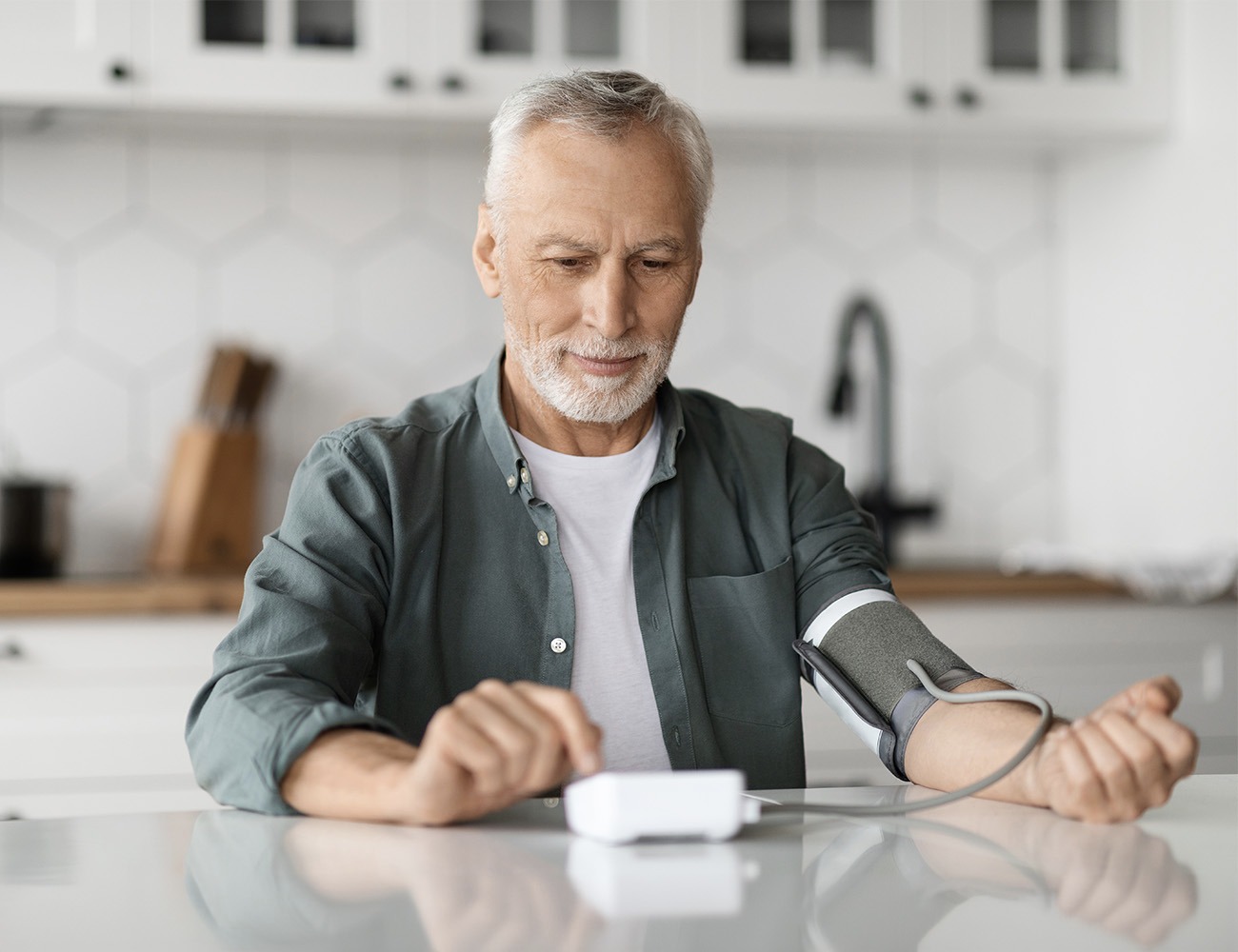 Persona midiéndose la presión arterial